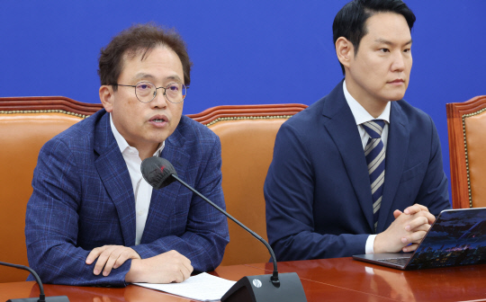 송기헌 더불어민주당 원내수석부대표가 16일 국회에서 기자간담회를 하고 있다. 오른쪽은 김한규 원내대변인. 연합뉴스.